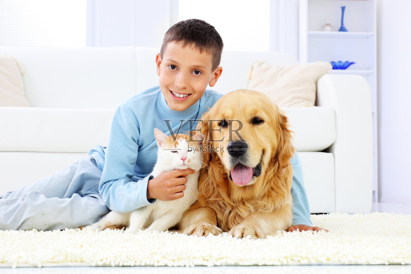 快乐的孩子们，一个长着蓝色和黄色头发的男孩和一个女孩在和一只狗玩耍照片摄影图片_ID:348676326-Veer图库