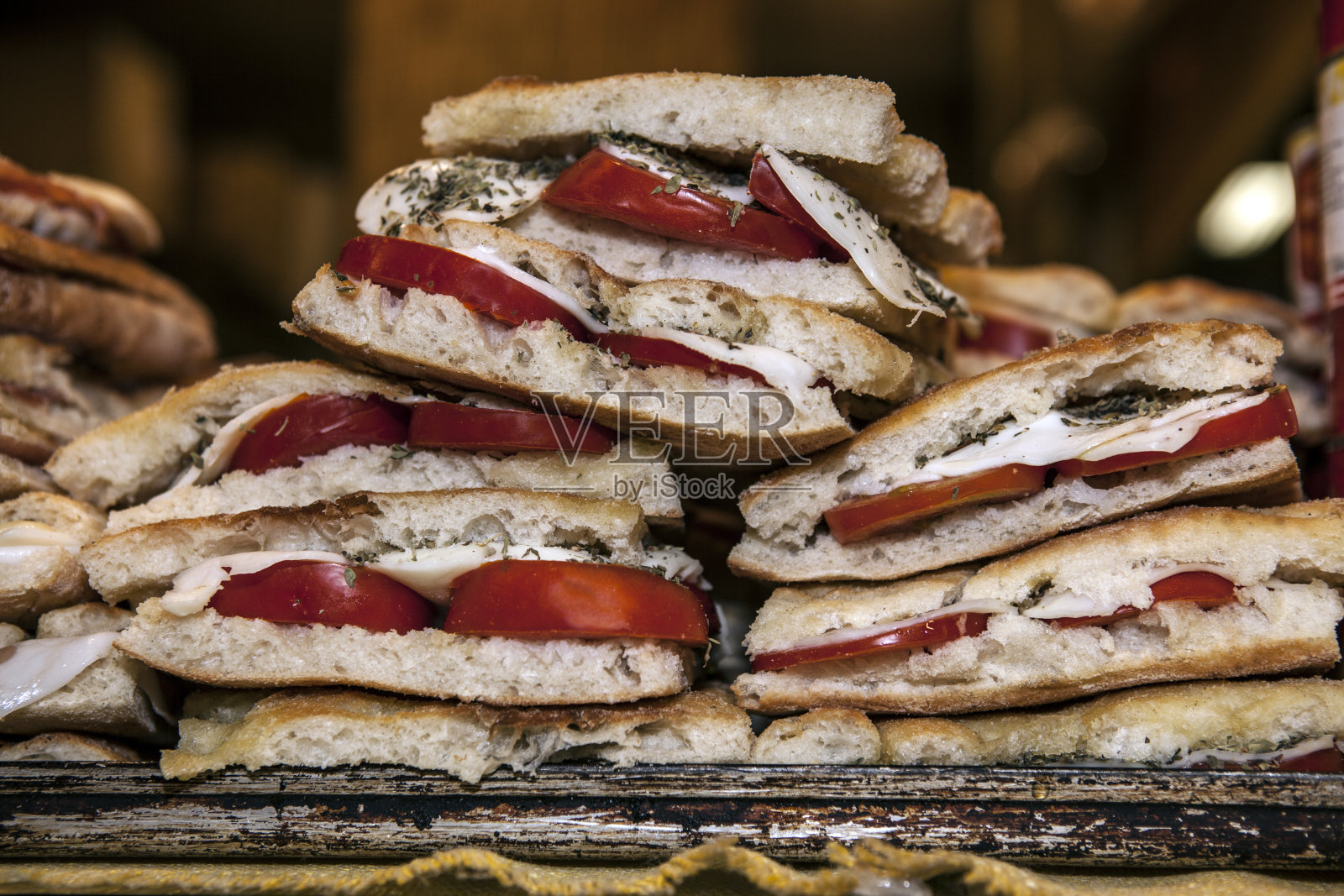 意大利市场上的帕尼尼三明治照片摄影图片