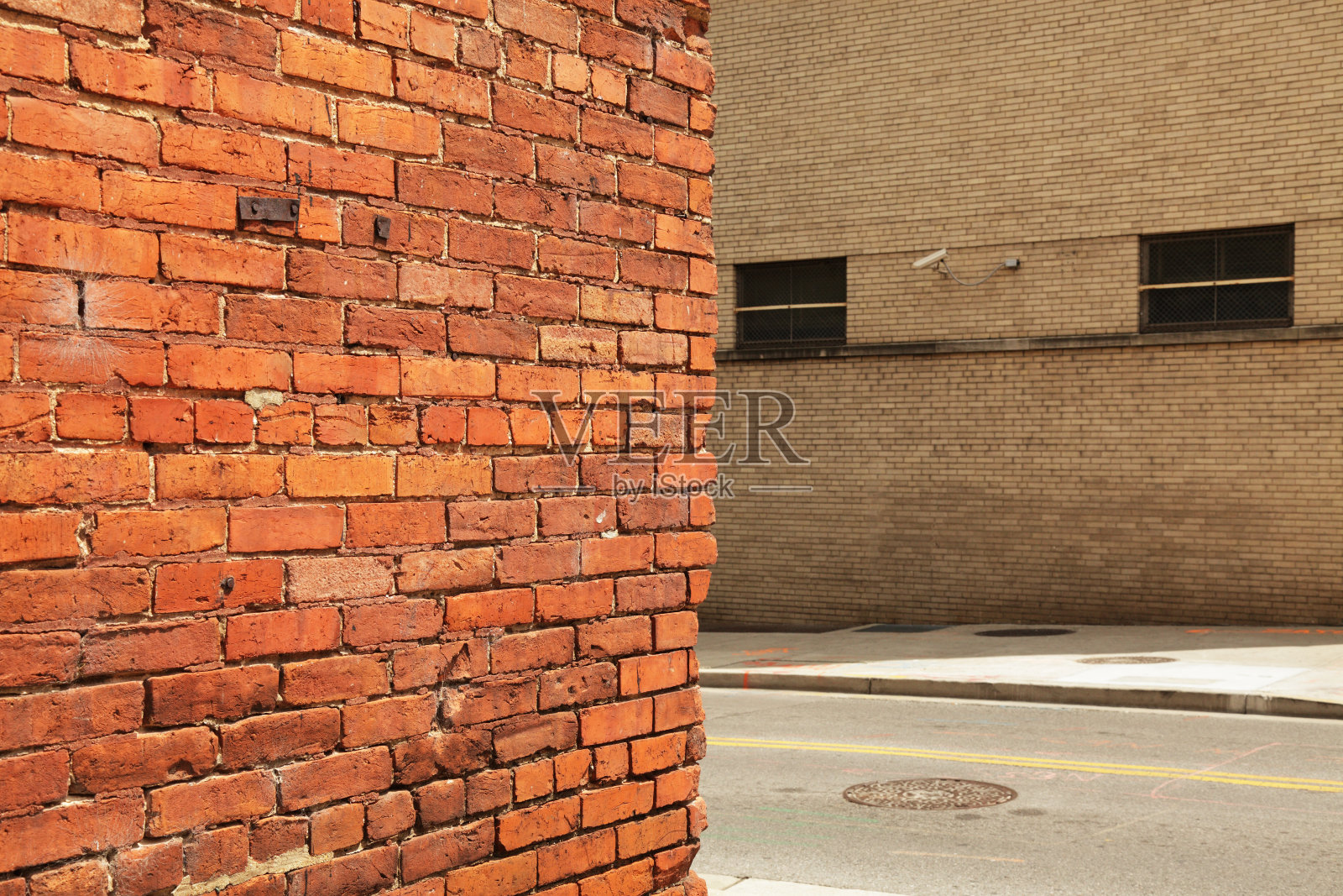 监控摄像头和老砖墙的一角照片摄影图片