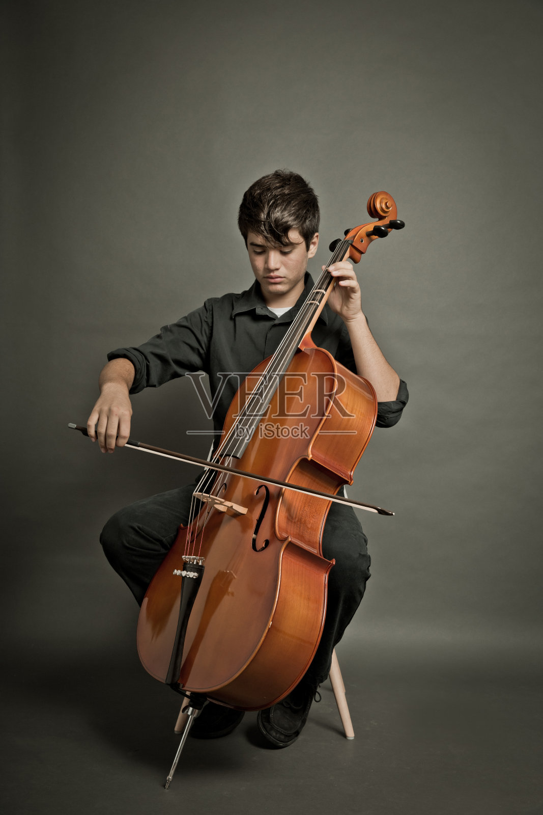 大提琴家照片摄影图片