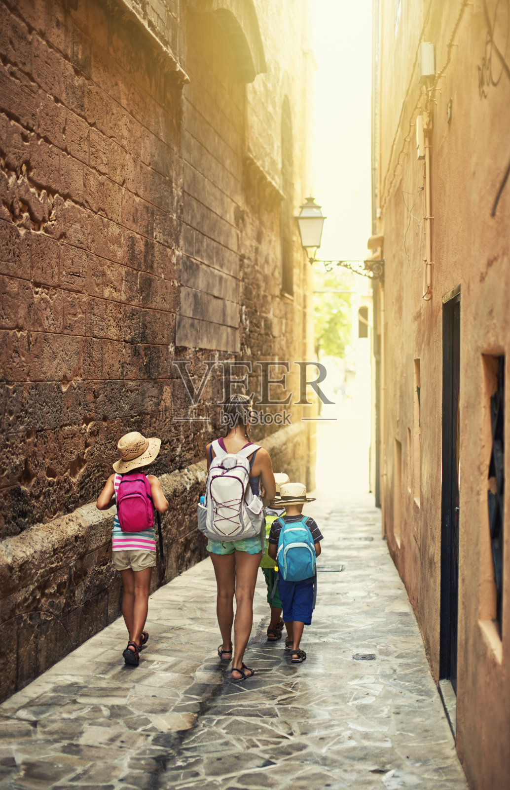 一家人参观地中海小镇。照片摄影图片