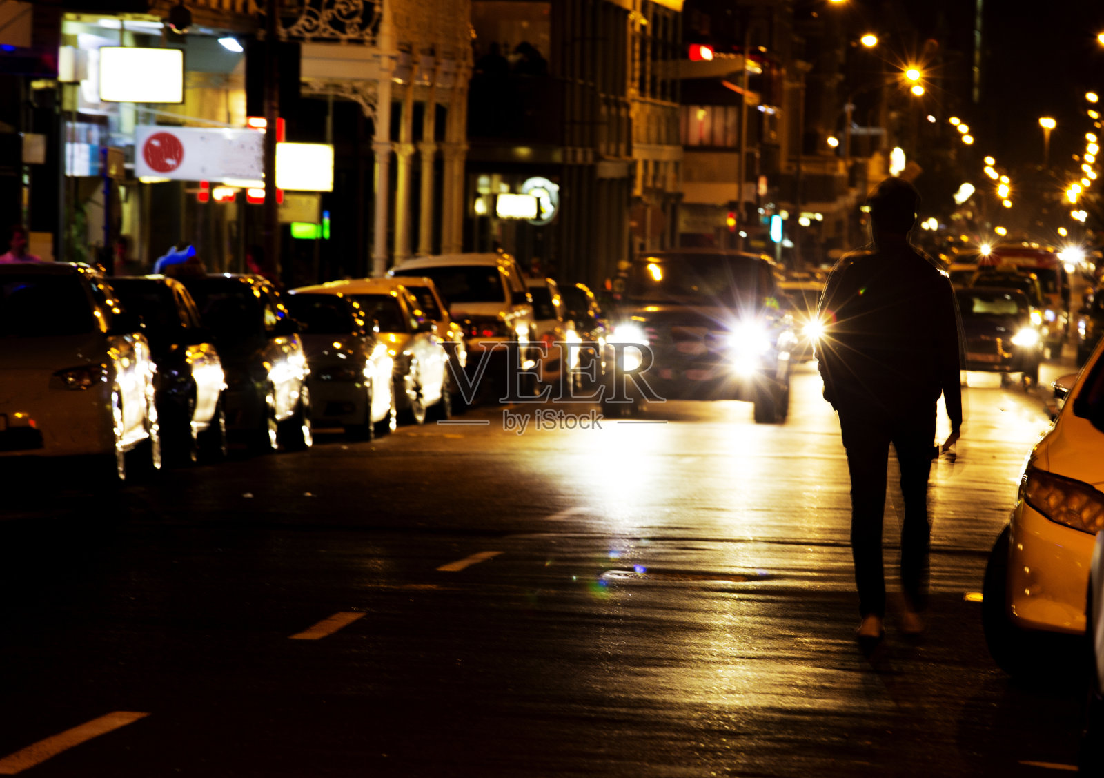 晚上，人们走在繁忙的街道上照片摄影图片