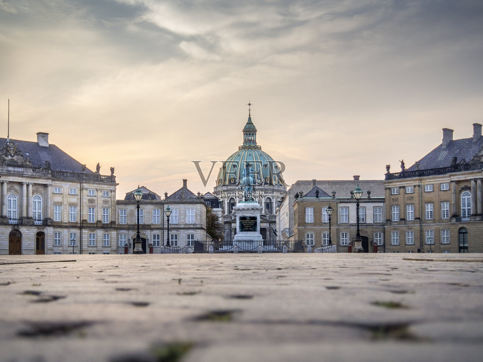 阿玛利安堡皇宫广场。丹麦哥本哈根,黎明照片摄影图片