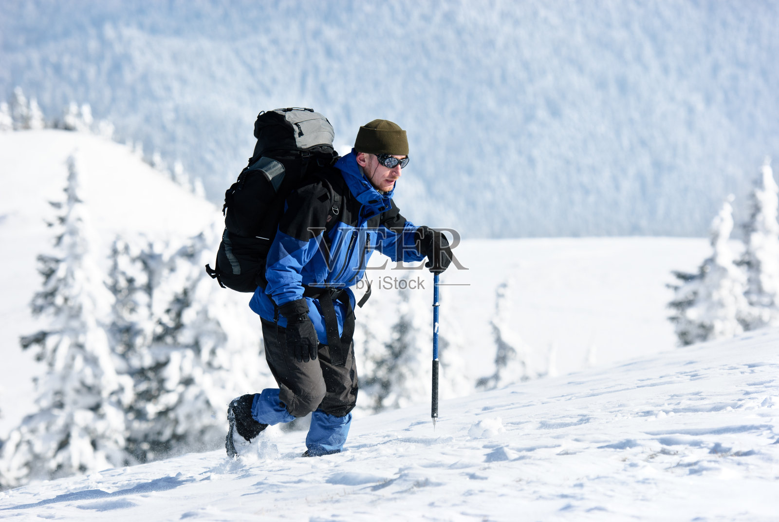 远足者在冬天的场景照片摄影图片