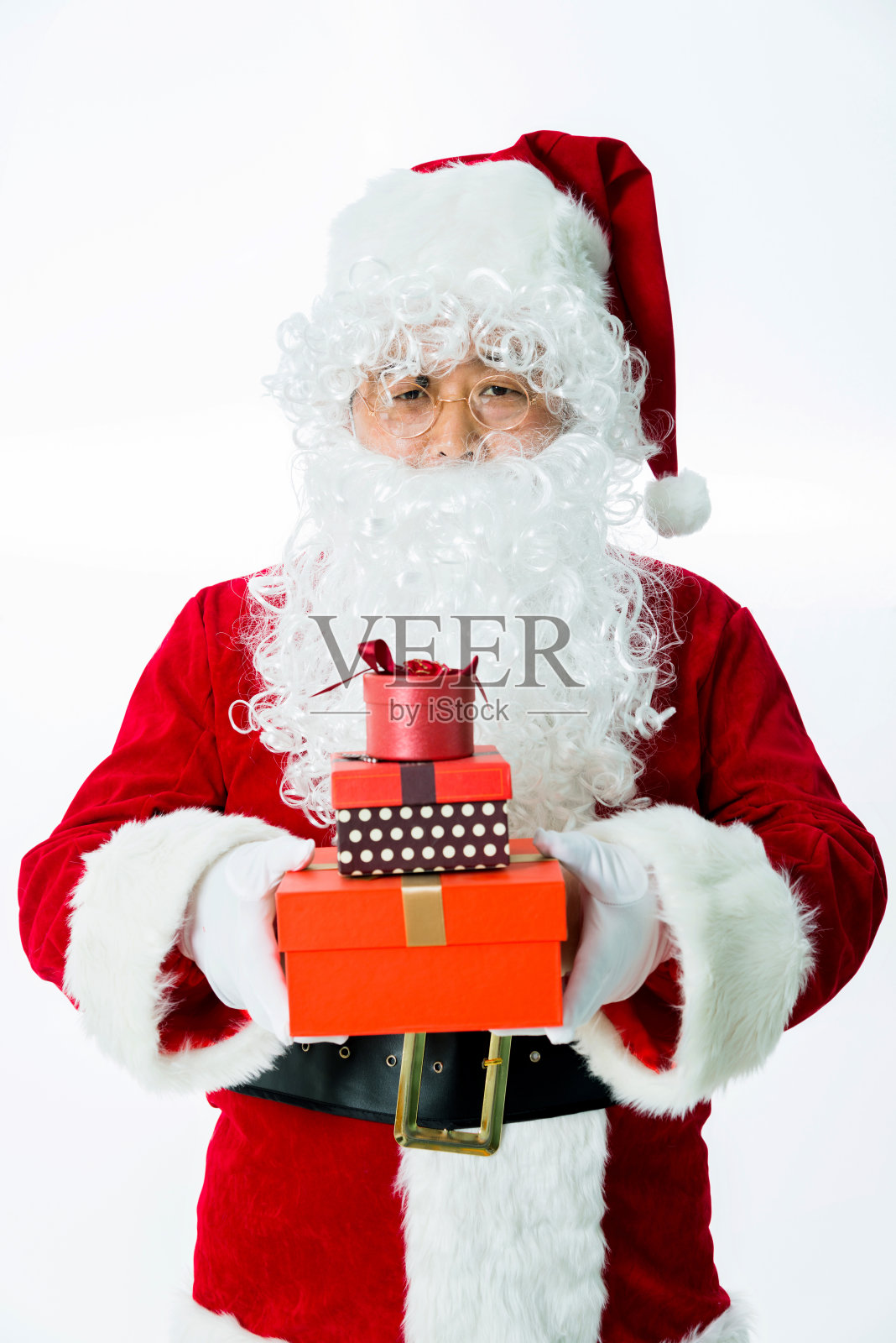圣诞老人拿着一袋礼物照片摄影图片