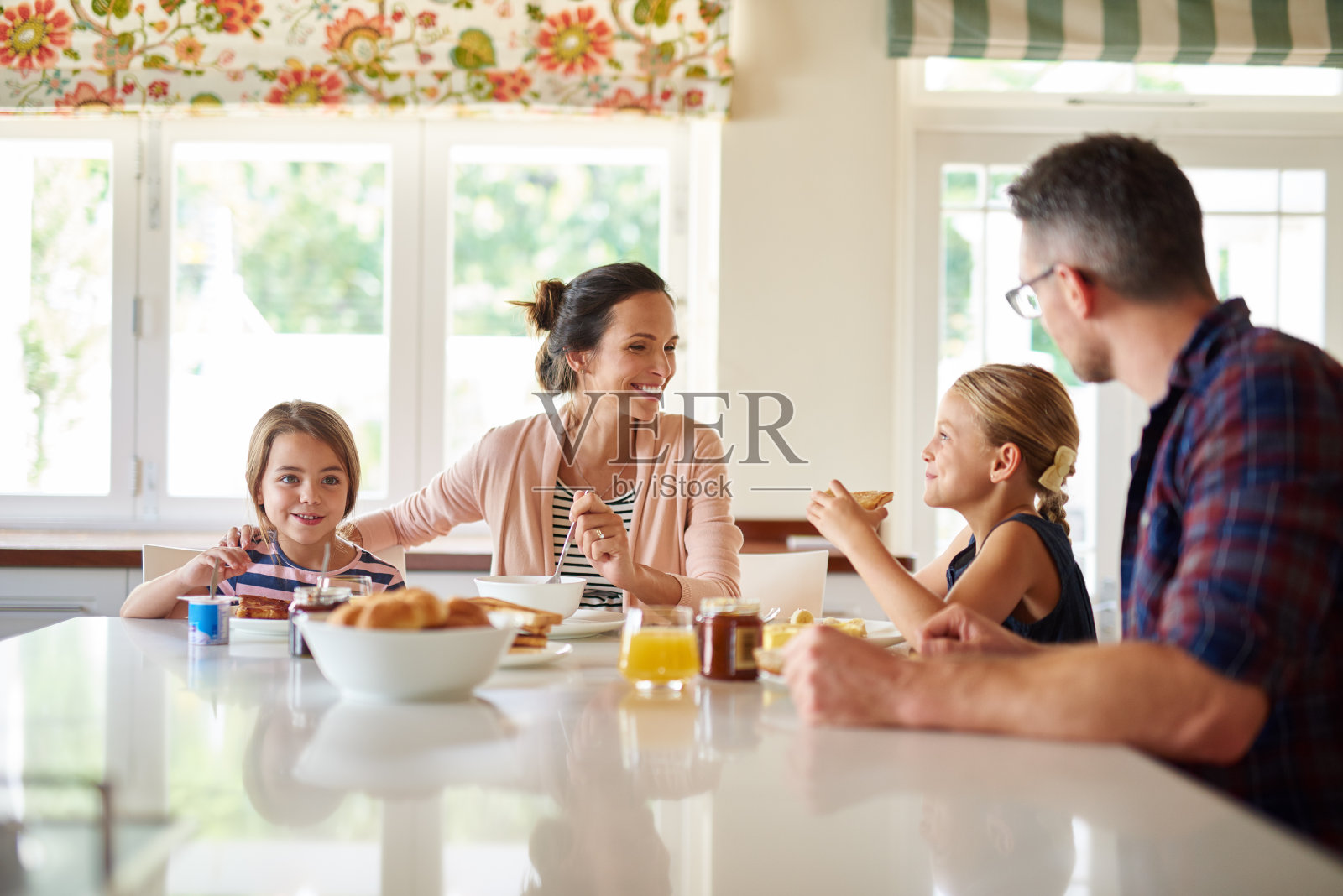 在早餐桌上灌输牢固的家庭早餐照片摄影图片