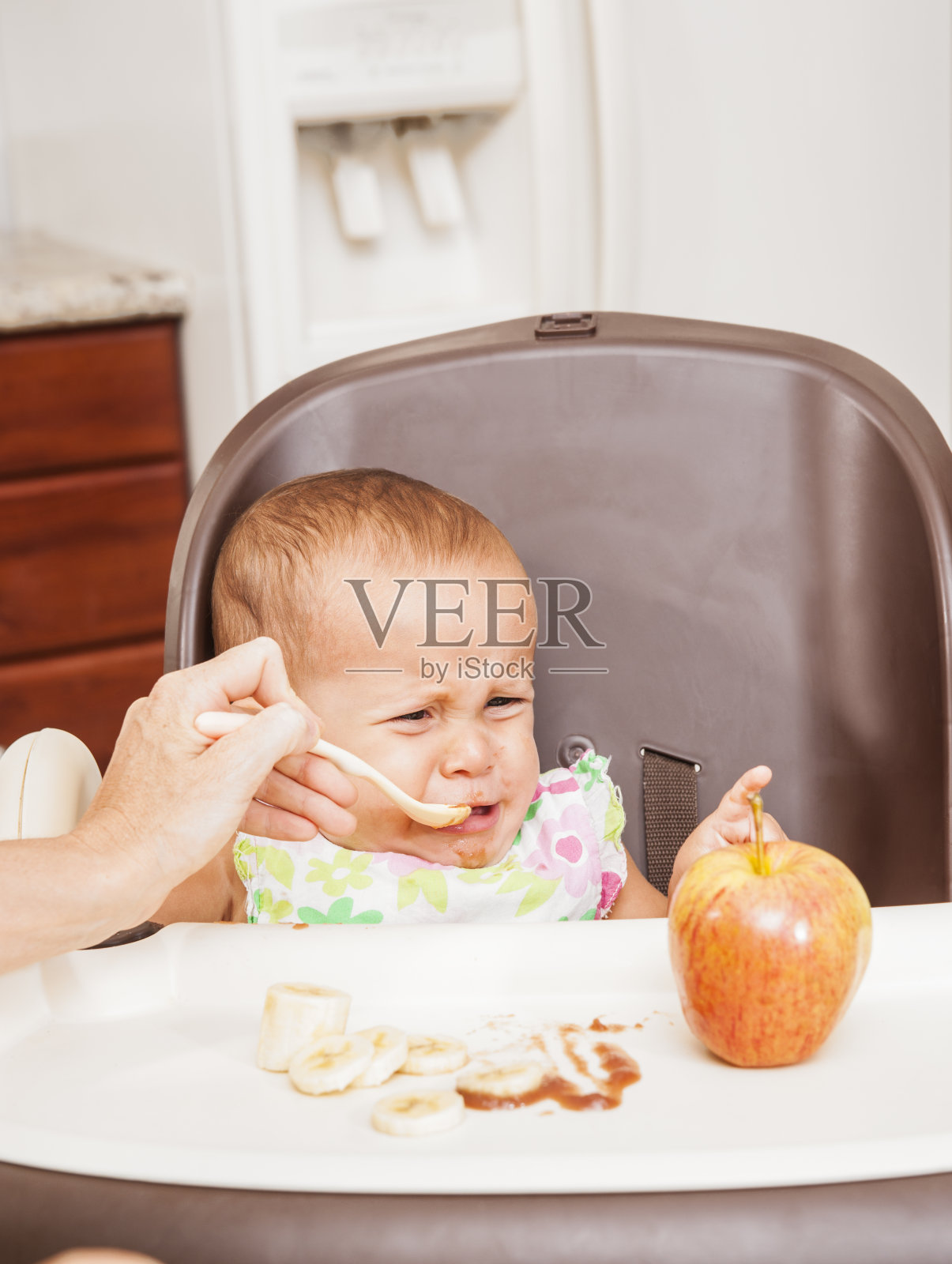 女婴拒绝进食照片摄影图片
