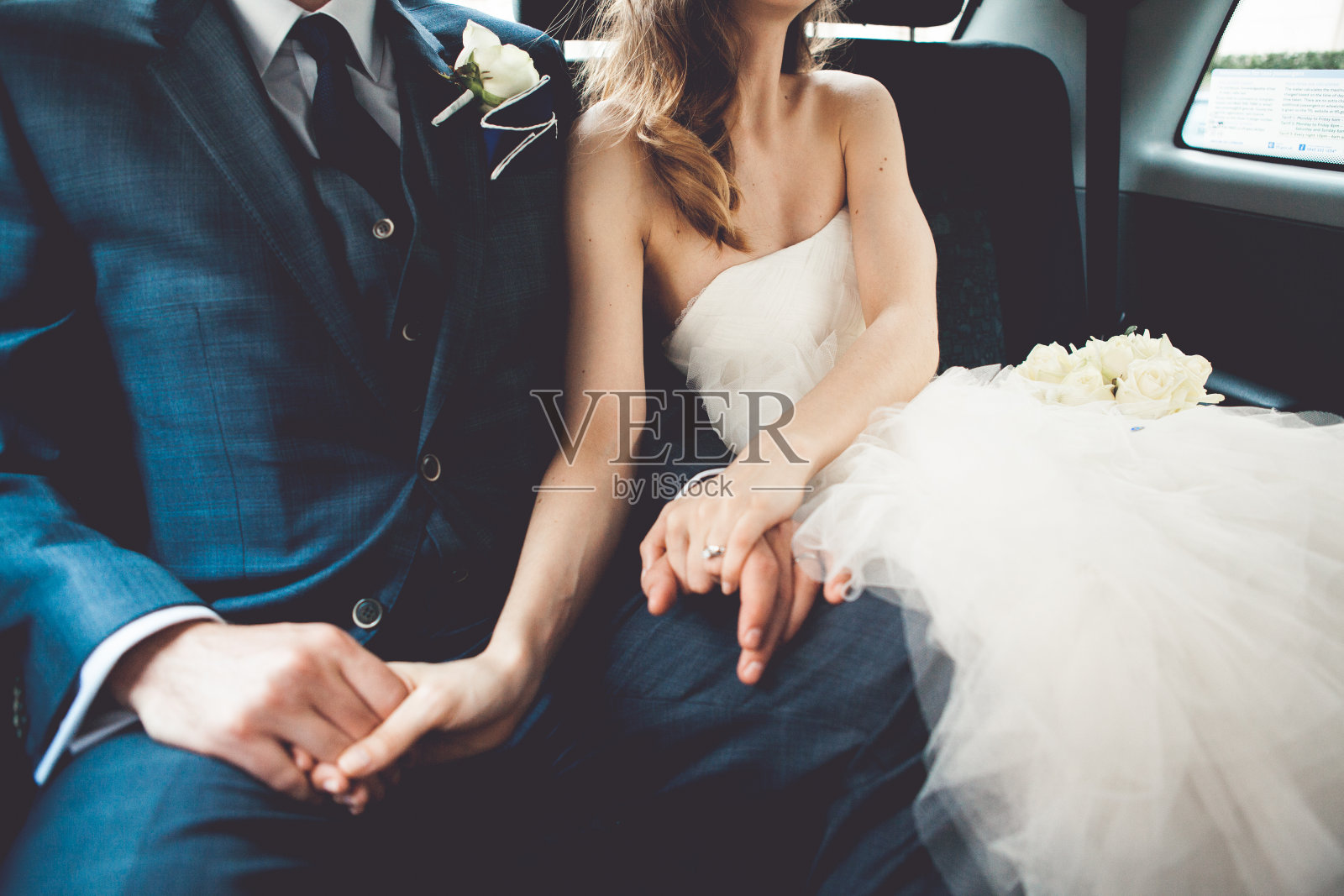 新娘和新郎坐在车里照片摄影图片