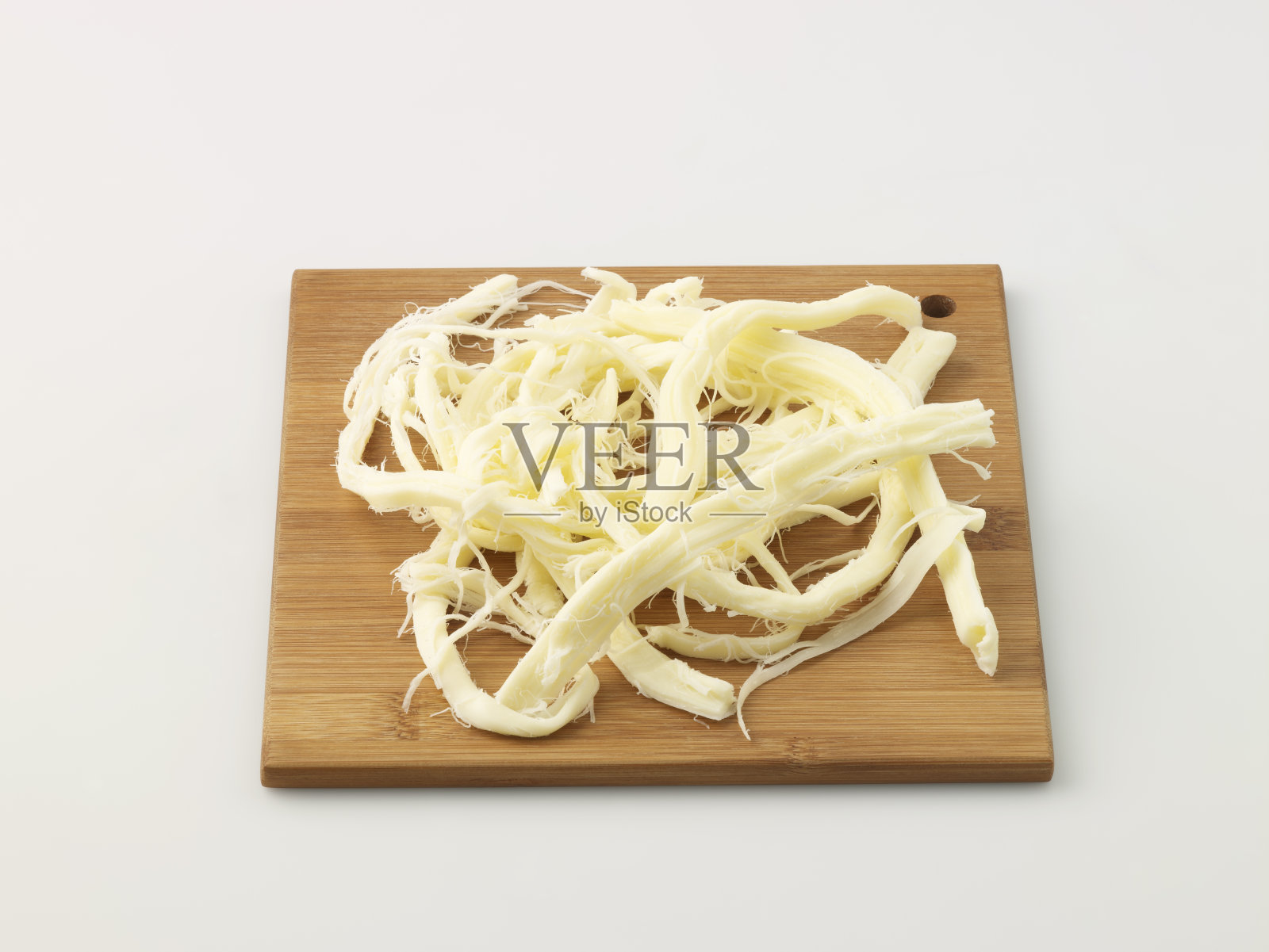 切菜板上的奶酪丝照片摄影图片