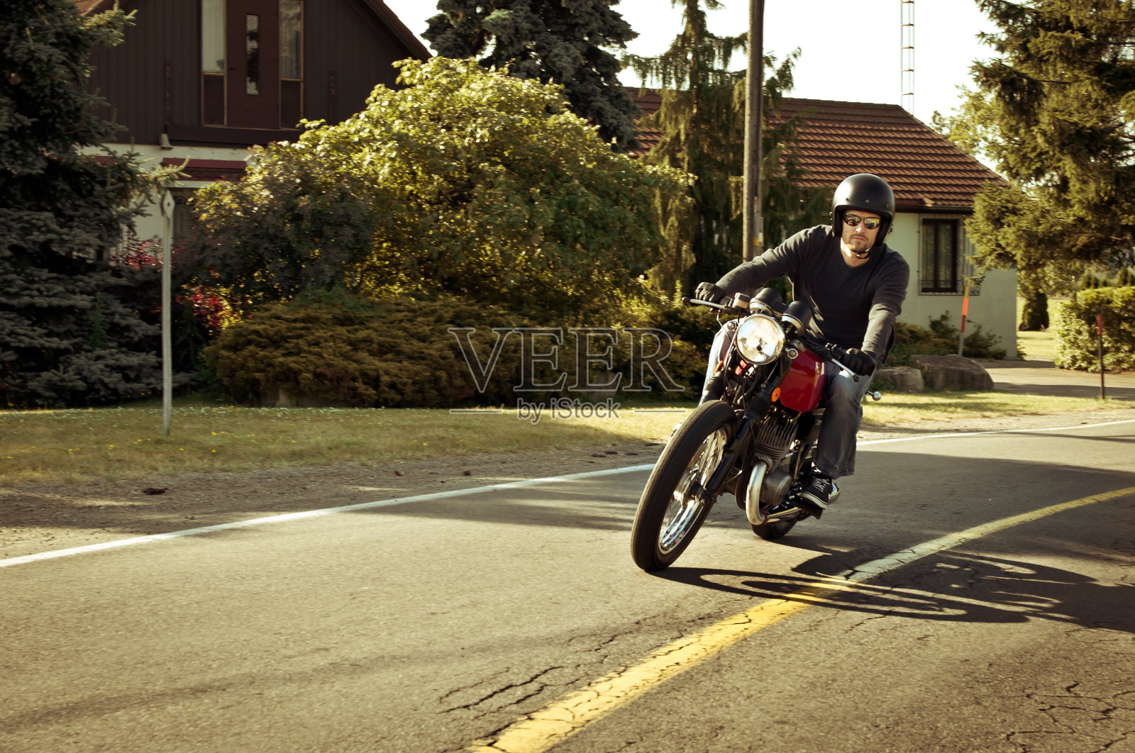 摩托车骑手与开放面罩头盔-拷贝空间照片摄影图片