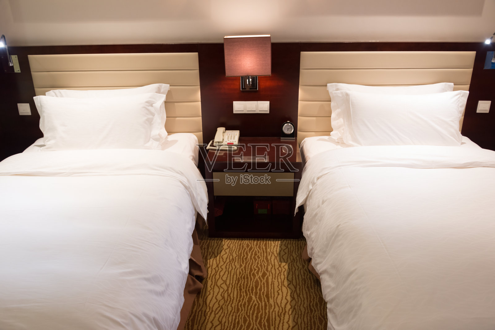 旅馆房间里有两张单人床照片摄影图片