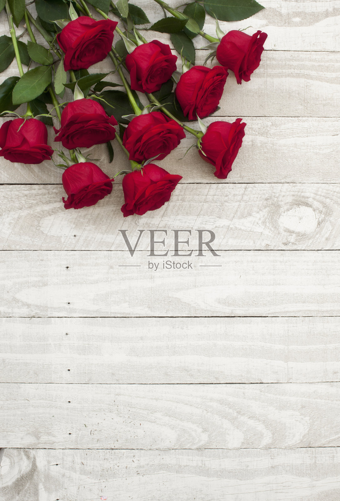 情人节的红玫瑰花束放在古朴的木桌上照片摄影图片