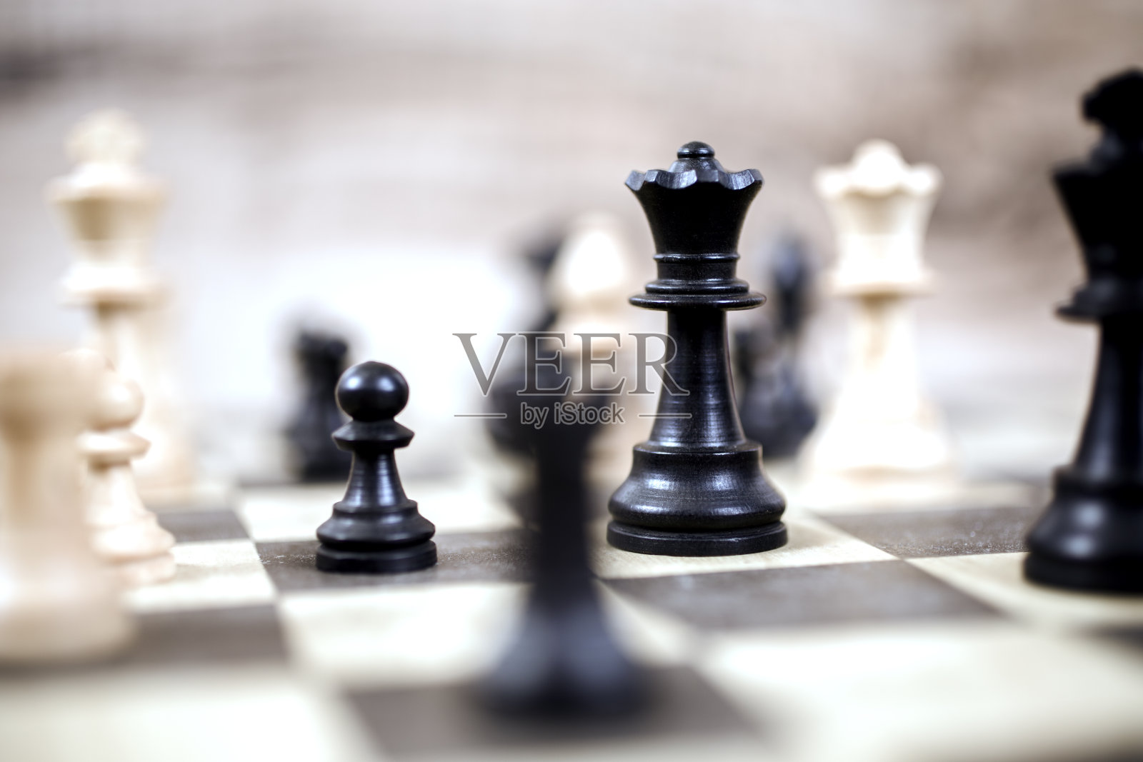 棋子在国际象棋游戏棋盘上。国王。策略的概念。照片摄影图片