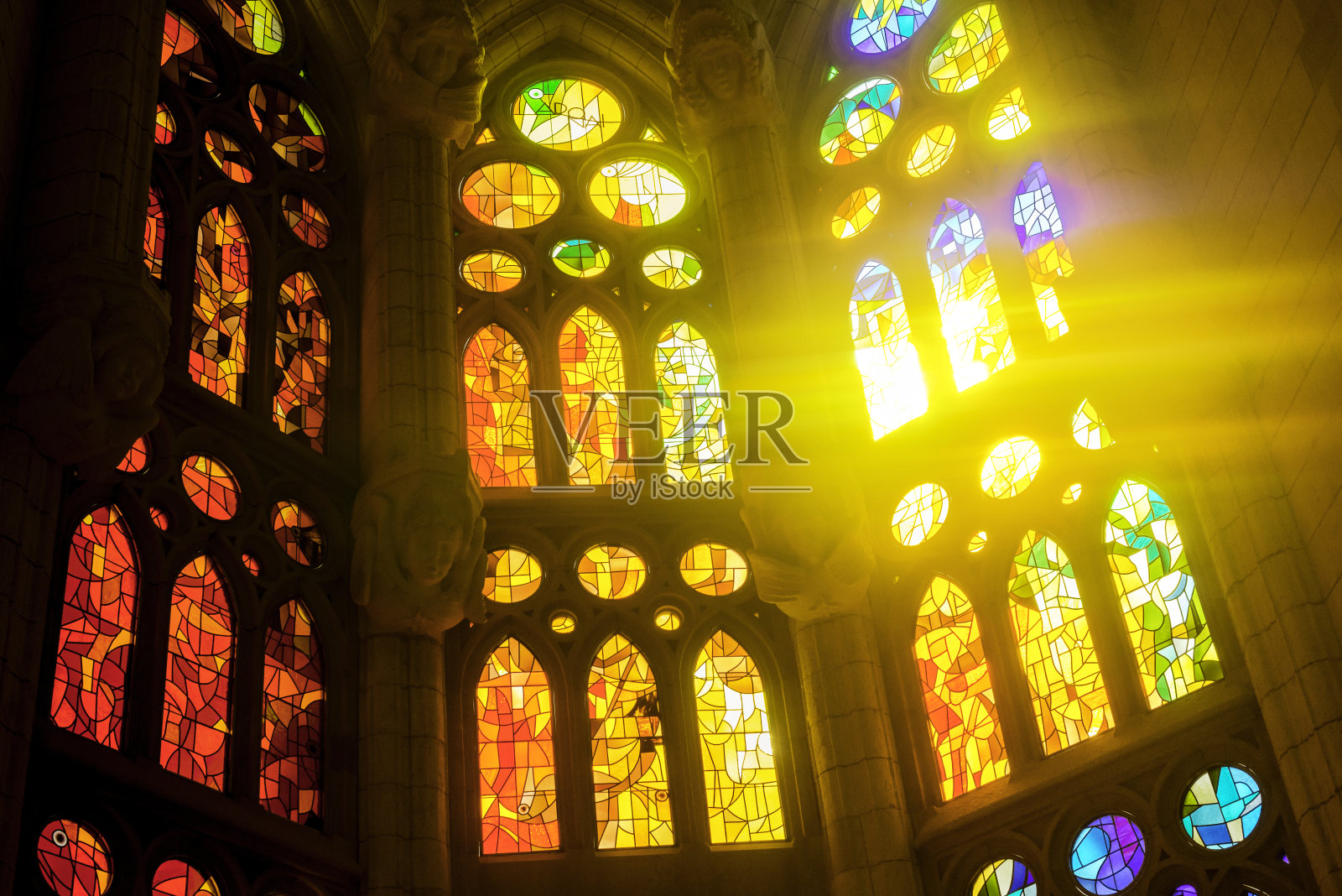 巴塞罗那圣家堂的玻璃窗照片摄影图片