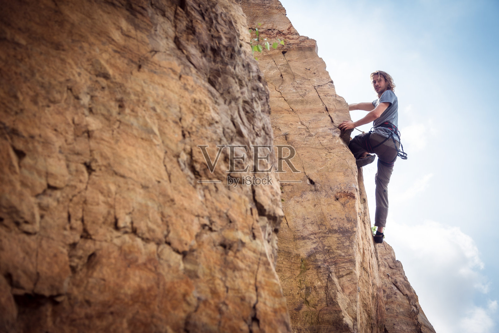 年轻攀岩者攀岩照片摄影图片