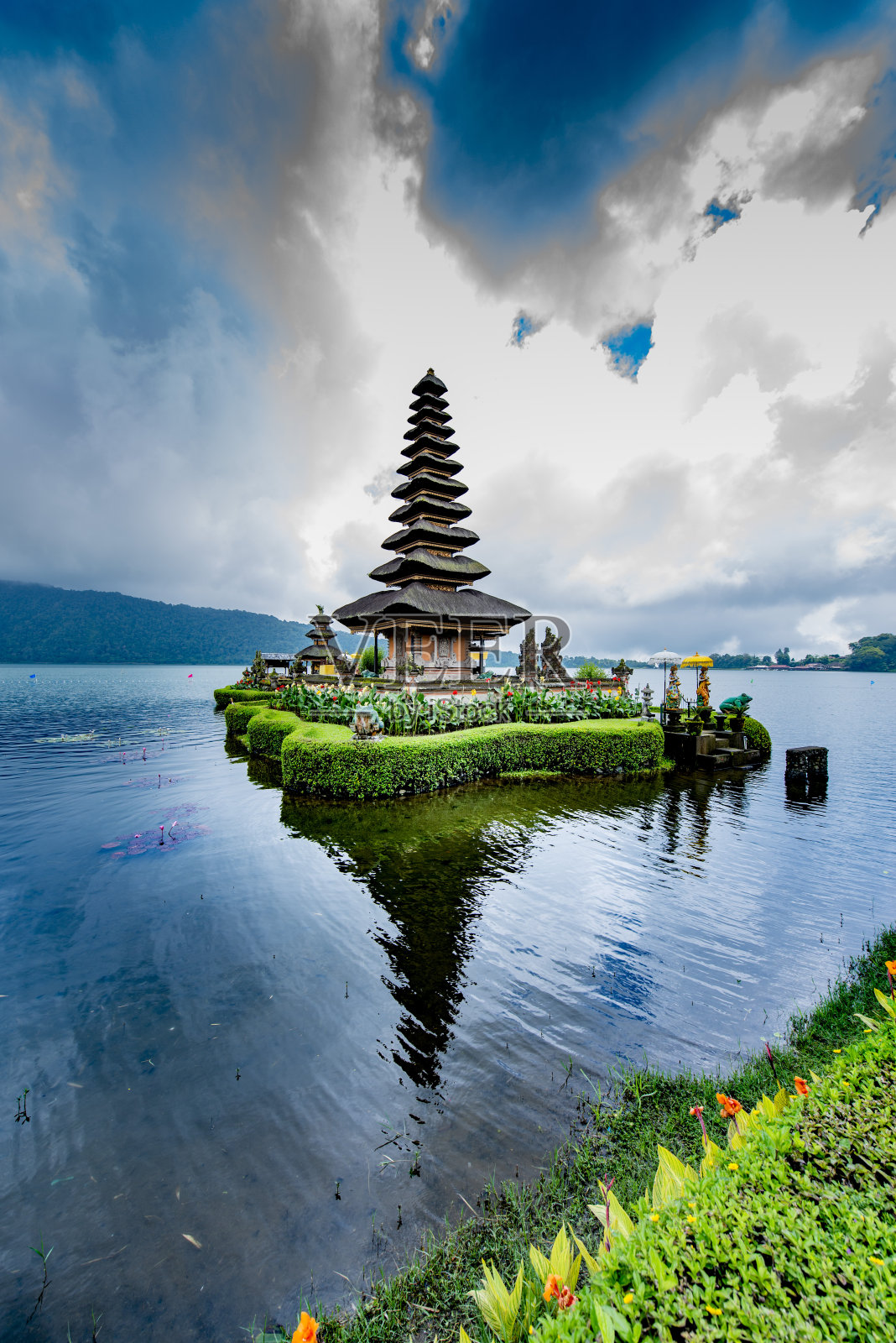 乌伦达努指巴厘岛的坦庙照片摄影图片