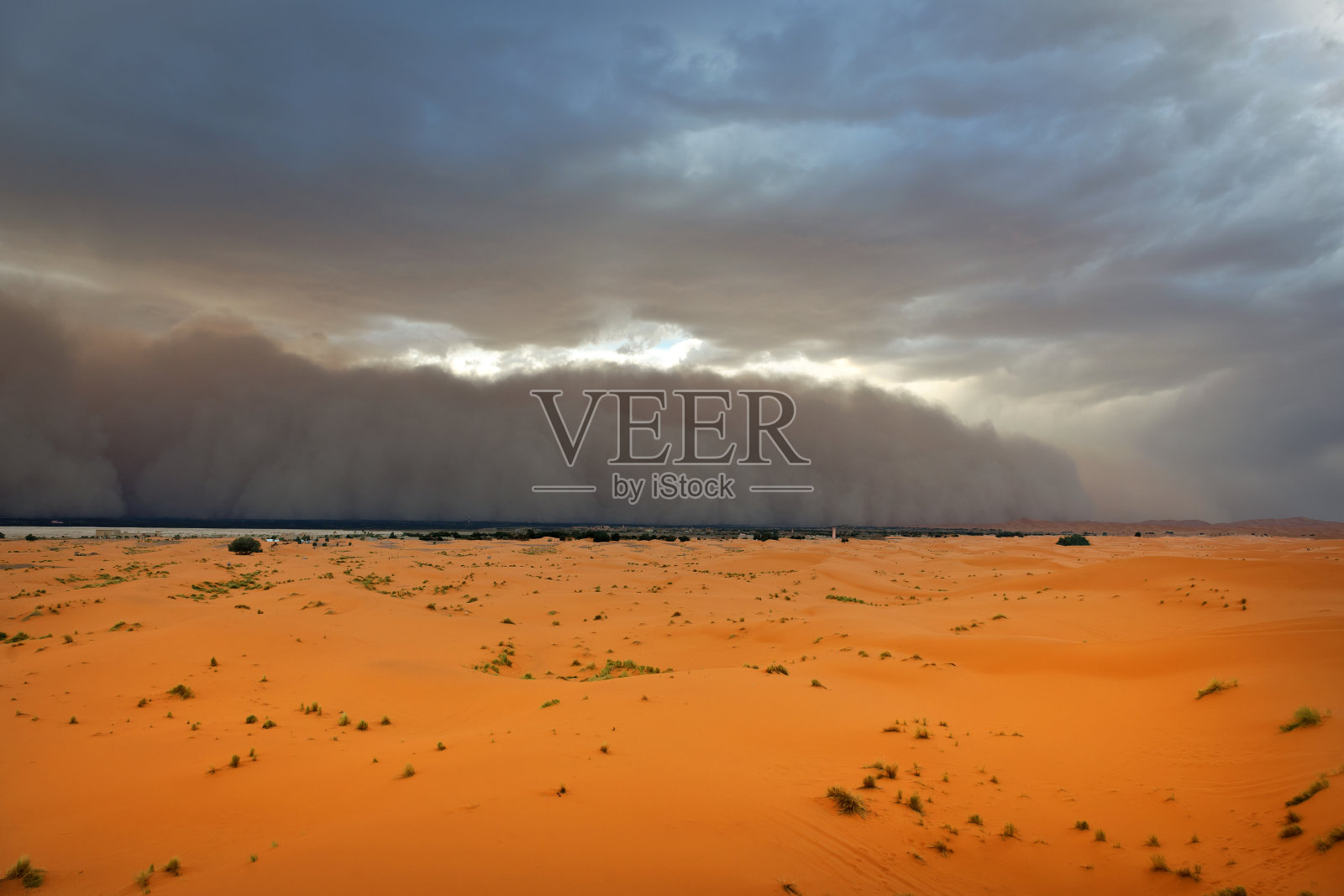 沙尘暴接近Merzouga定居点，摩洛哥照片摄影图片