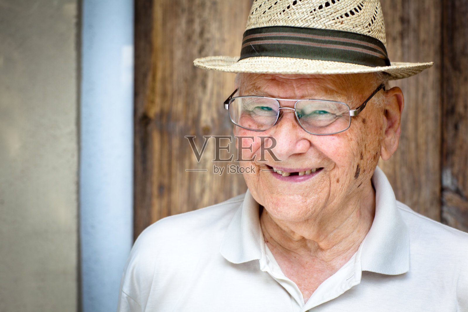 一个戴着草帽笑着的老人的肖像照片摄影图片