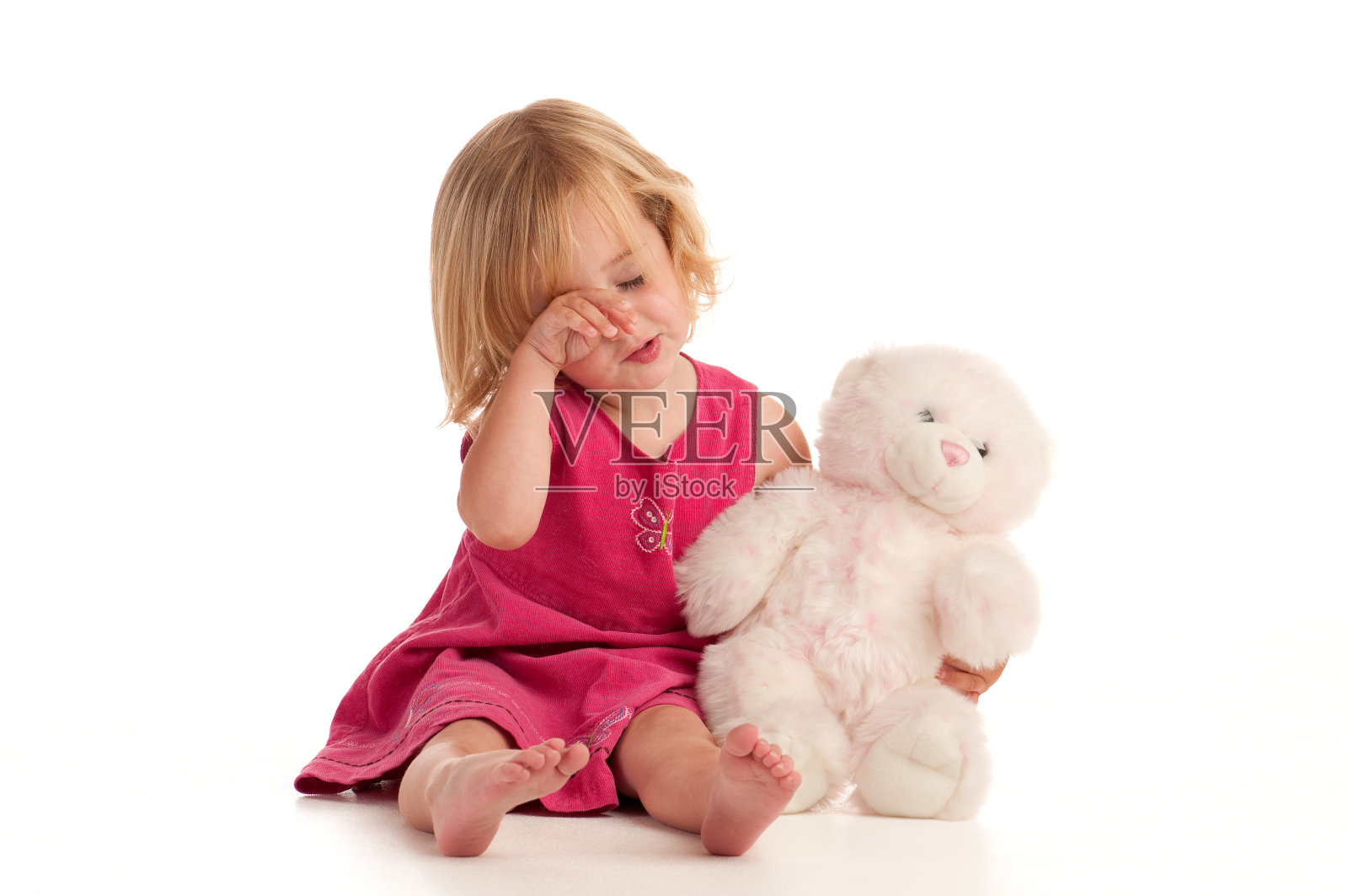 瞌睡的女孩和毛绒玩具熊。照片摄影图片