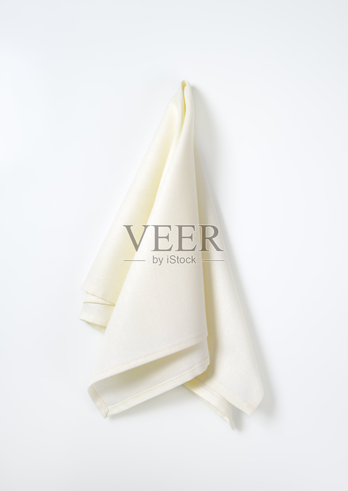 白色背景上的白色折叠亚麻餐巾照片摄影图片
