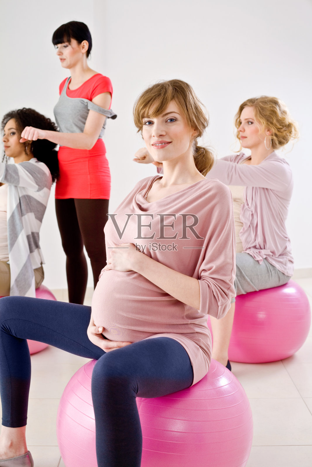 孕妇在健身球上照片摄影图片