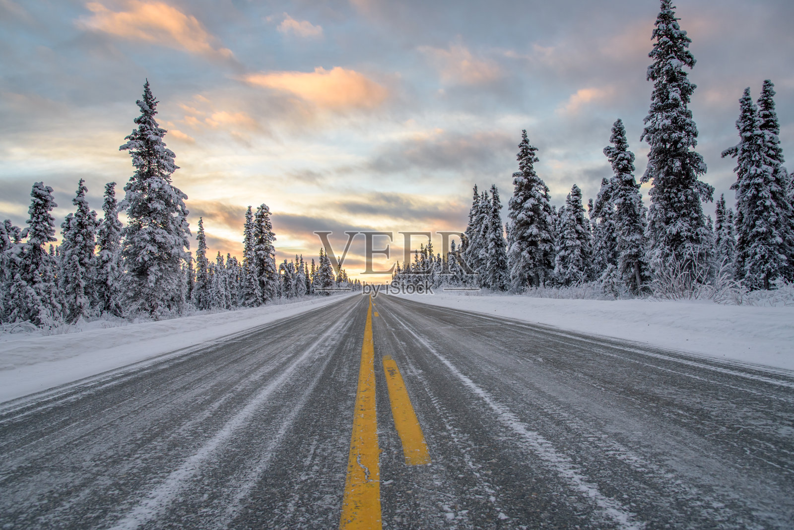 日落时分的阿拉斯加偏远冬季公路照片摄影图片