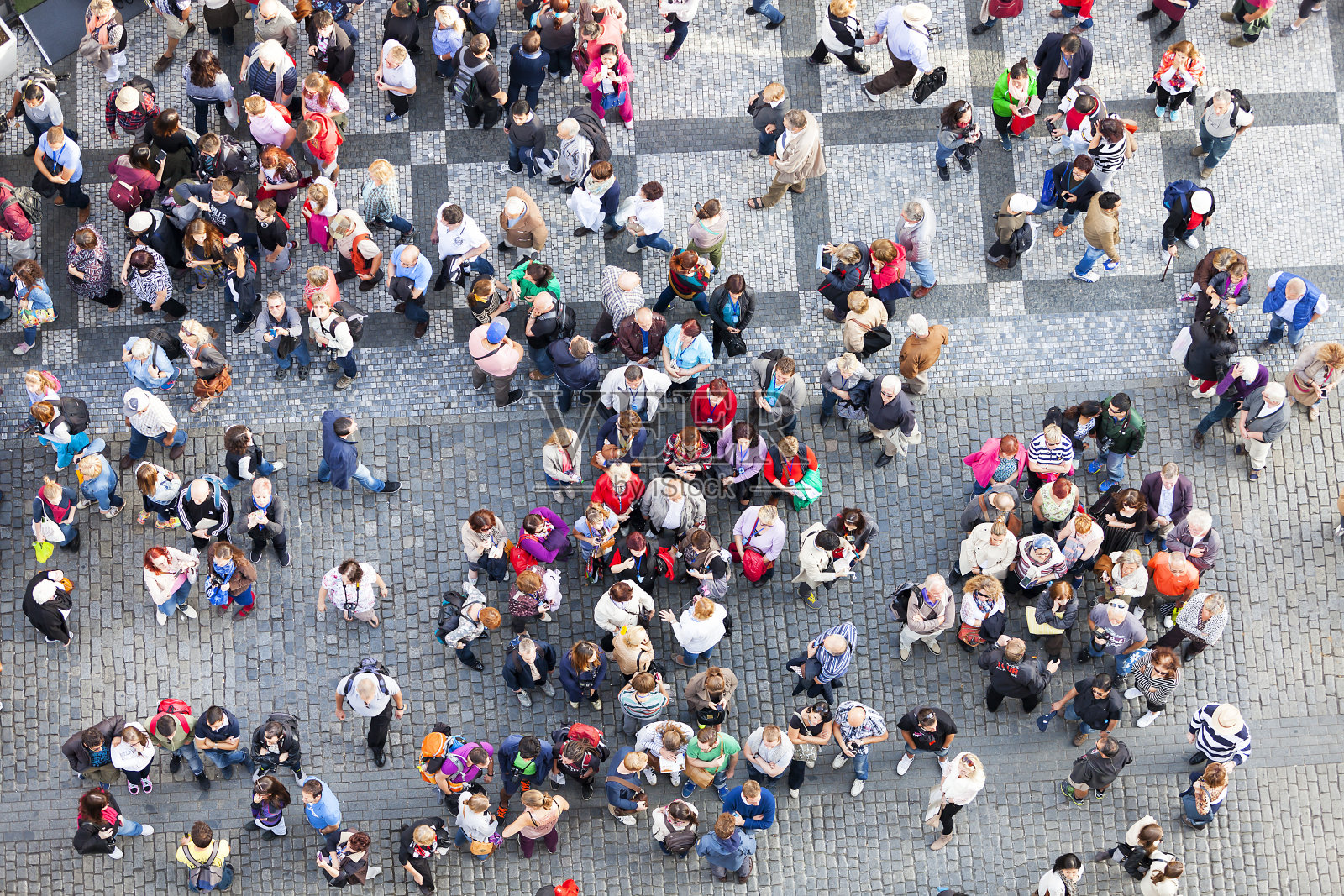 布拉格老城广场上的人群，捷克共和国照片摄影图片