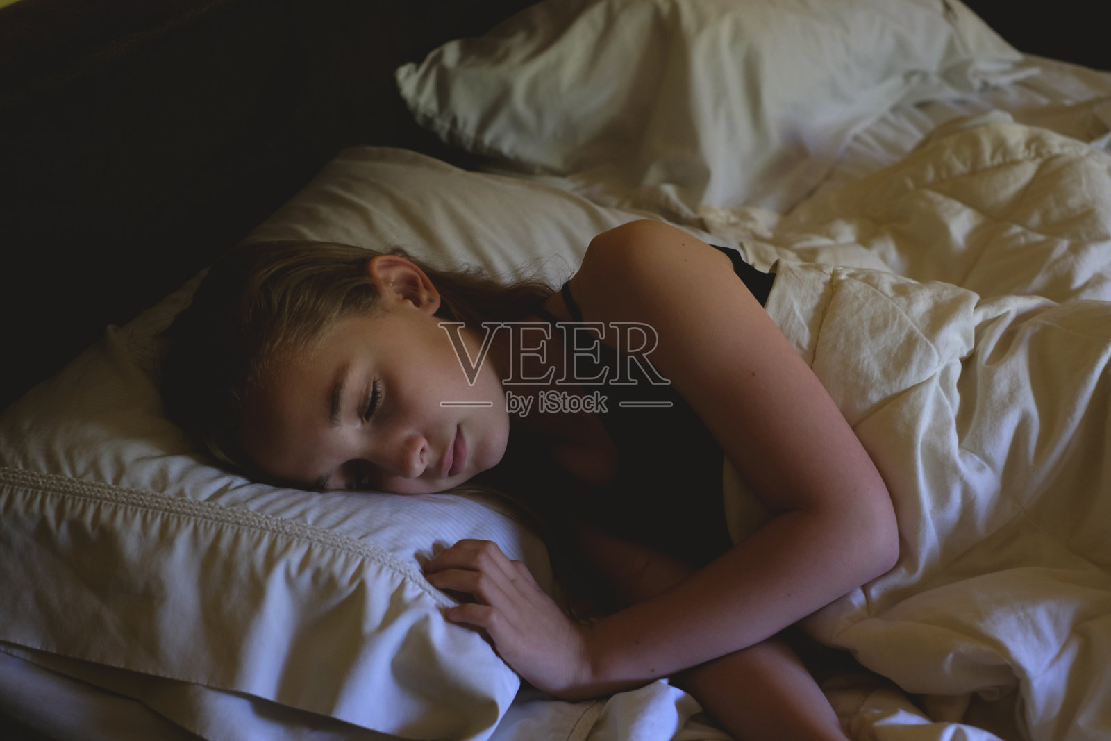 十多岁的女孩在床上睡觉照片摄影图片