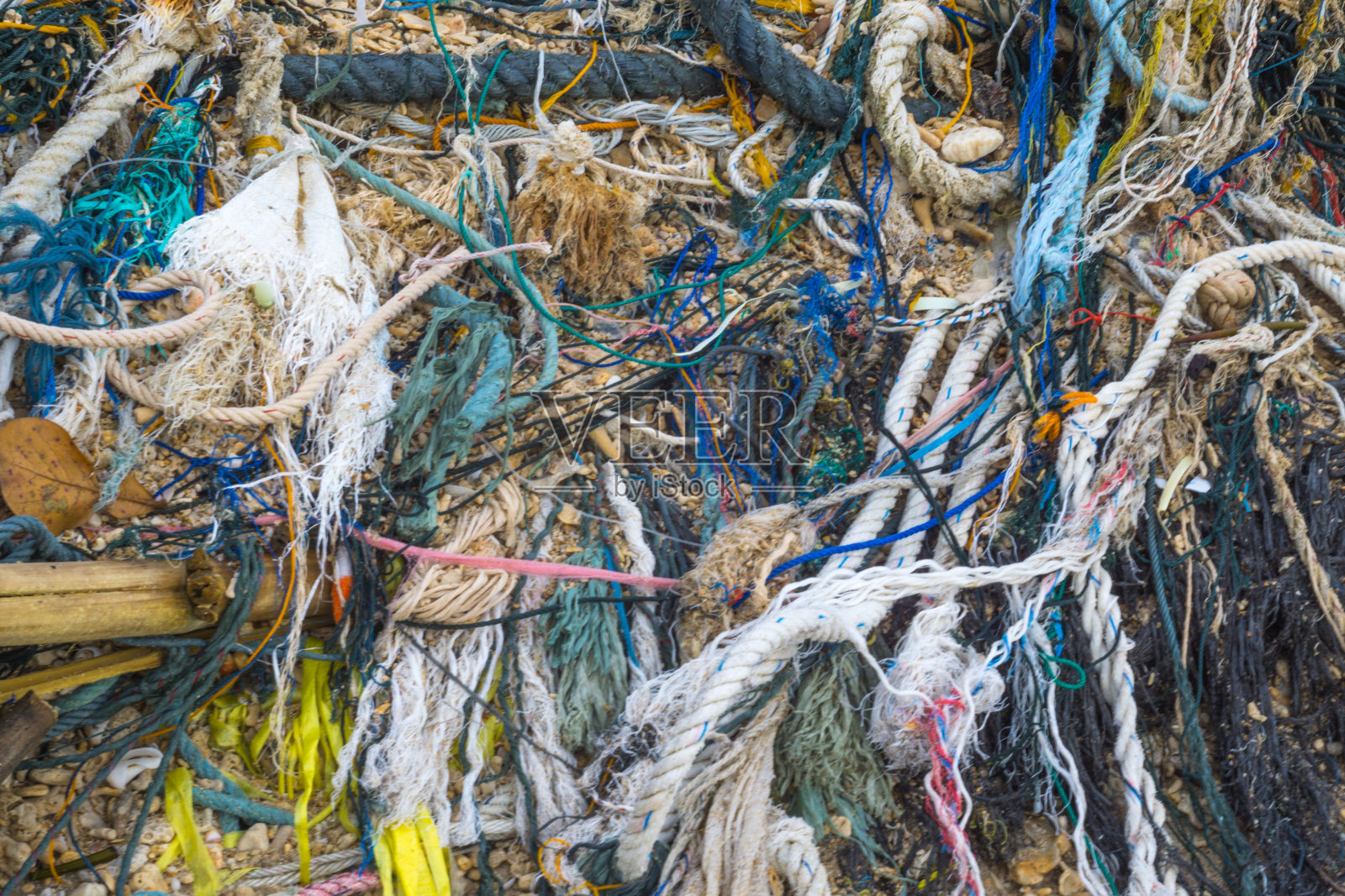 海滩上废弃的渔网对环境的破坏照片摄影图片
