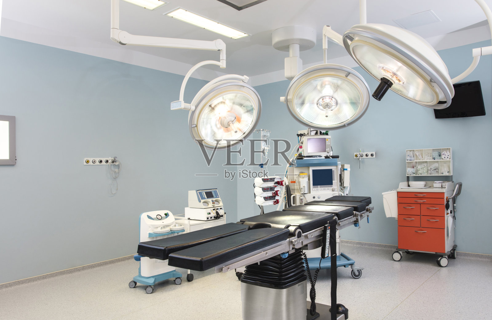 配备监视器和设备的现代化医院手术室照片摄影图片