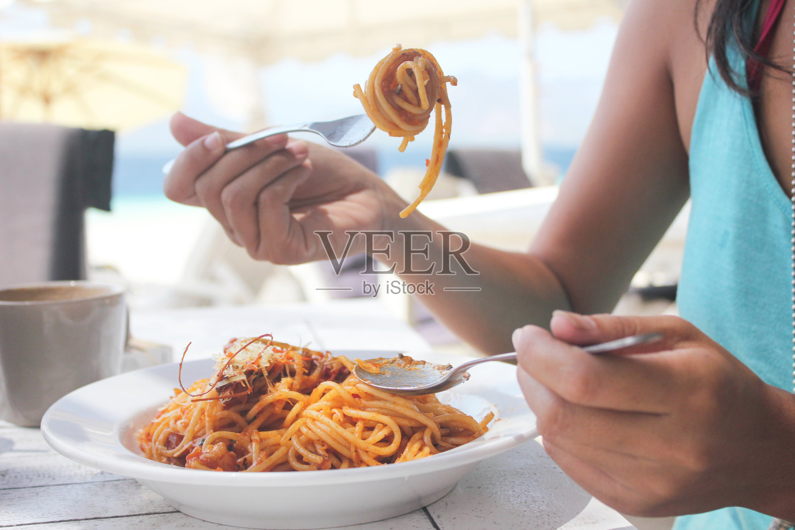 女人吃意大利面照片摄影图片
