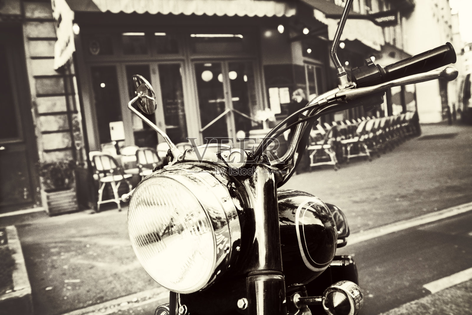 巴黎大街上的摩托车照片摄影图片