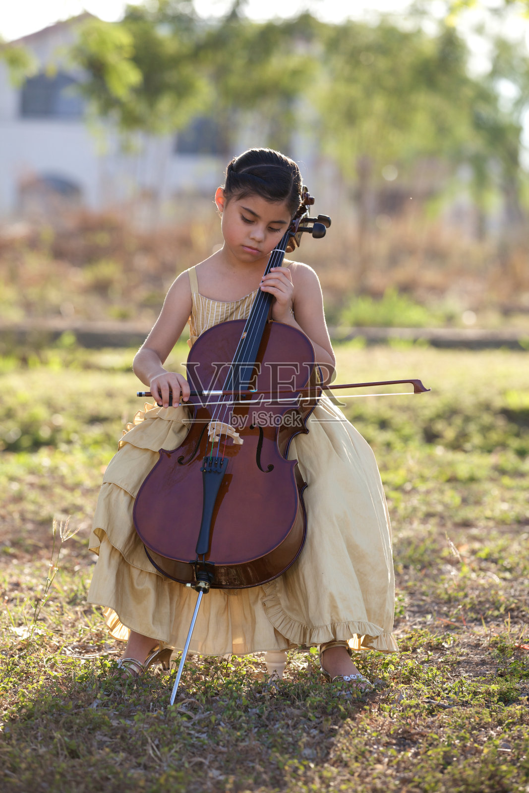 带着大提琴的小女孩在户外照片摄影图片