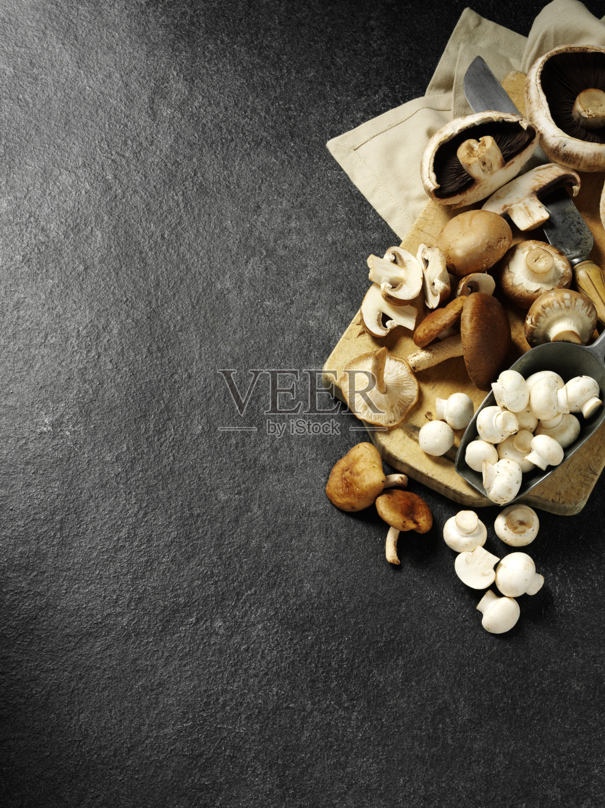 木菜板上的蘑菇照片摄影图片