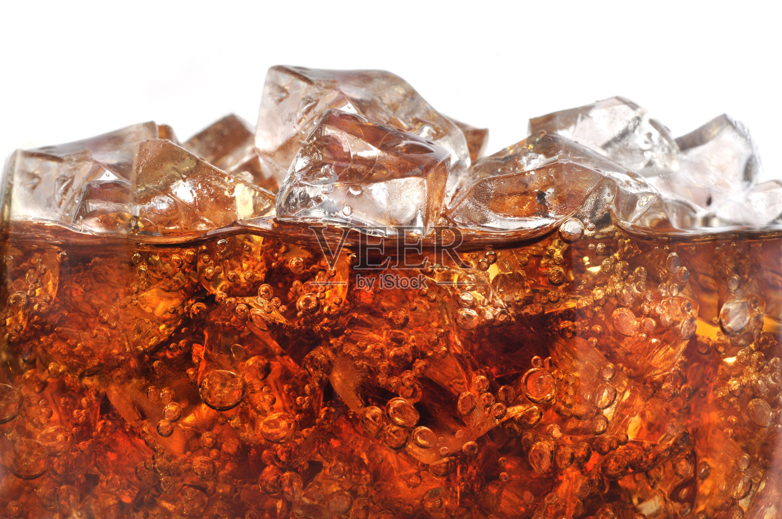 冰泡碳酸软饮料的细节与冰照片摄影图片