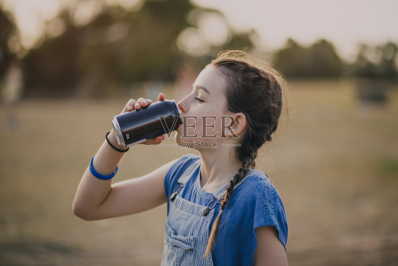 喝汽水的小女孩照片摄影图片