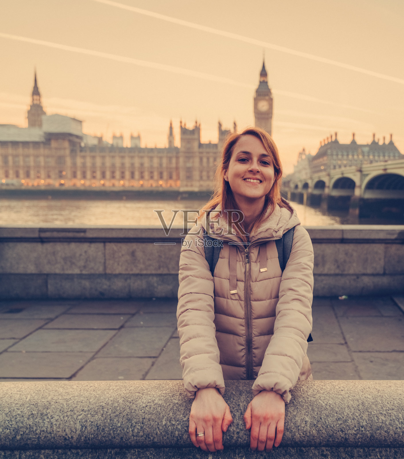 快乐的女人游览伦敦照片摄影图片