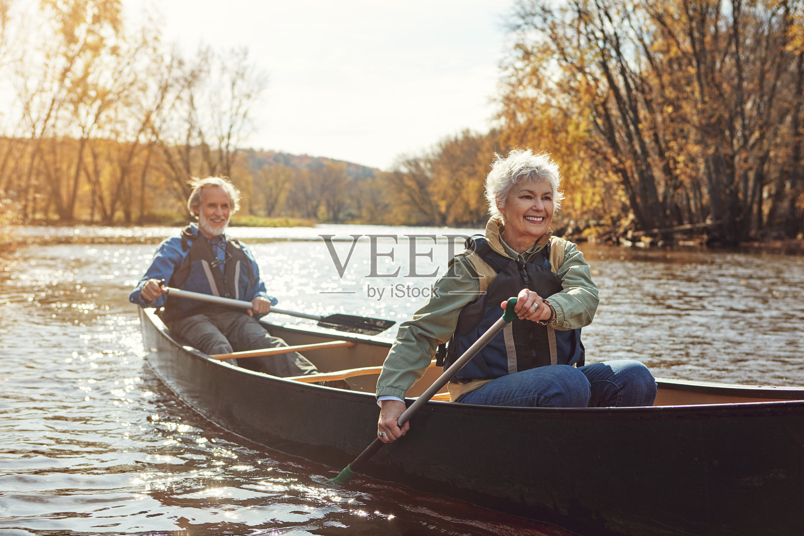 划着船去享受悠闲的退休生活照片摄影图片