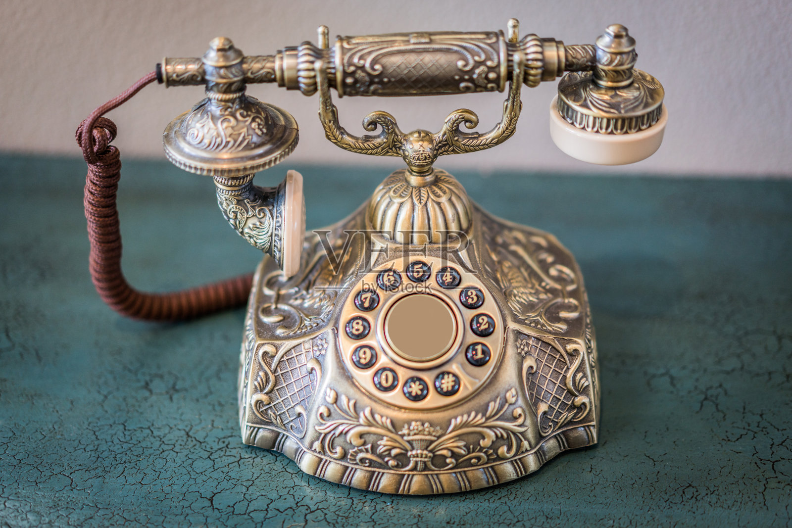 古董维多利亚风格的旋转电话坐在桌子上照片摄影图片