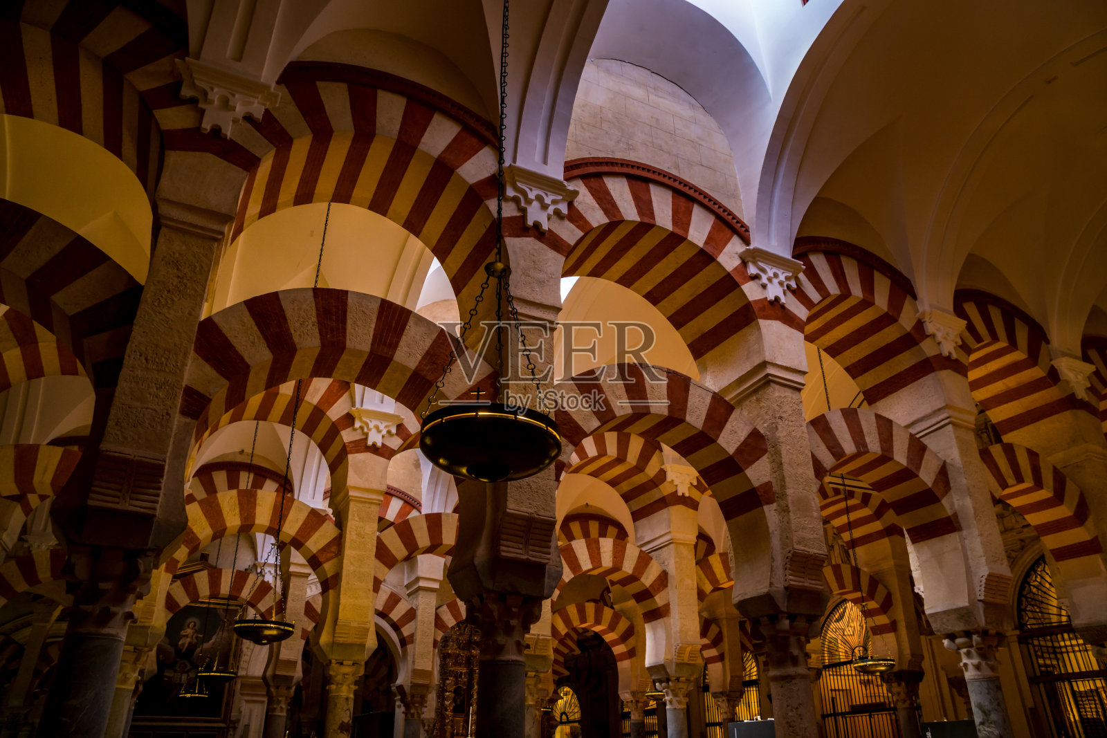 西班牙安达卢西亚科尔多瓦的Mesquita/清真寺内的摩尔人的柱子和拱门照片摄影图片