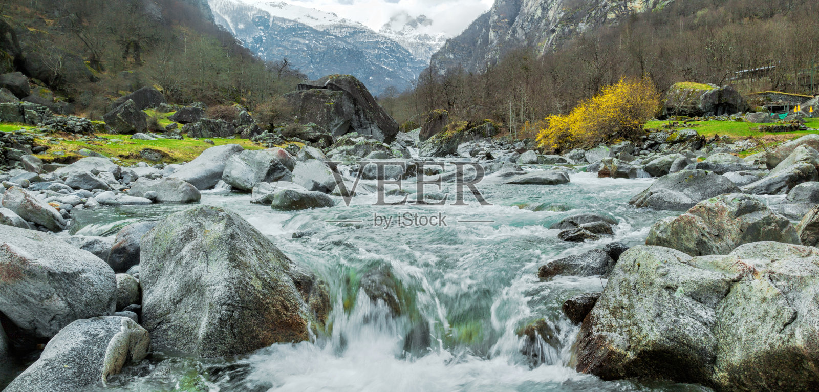 瑞士提契诺州美丽的河床照片摄影图片