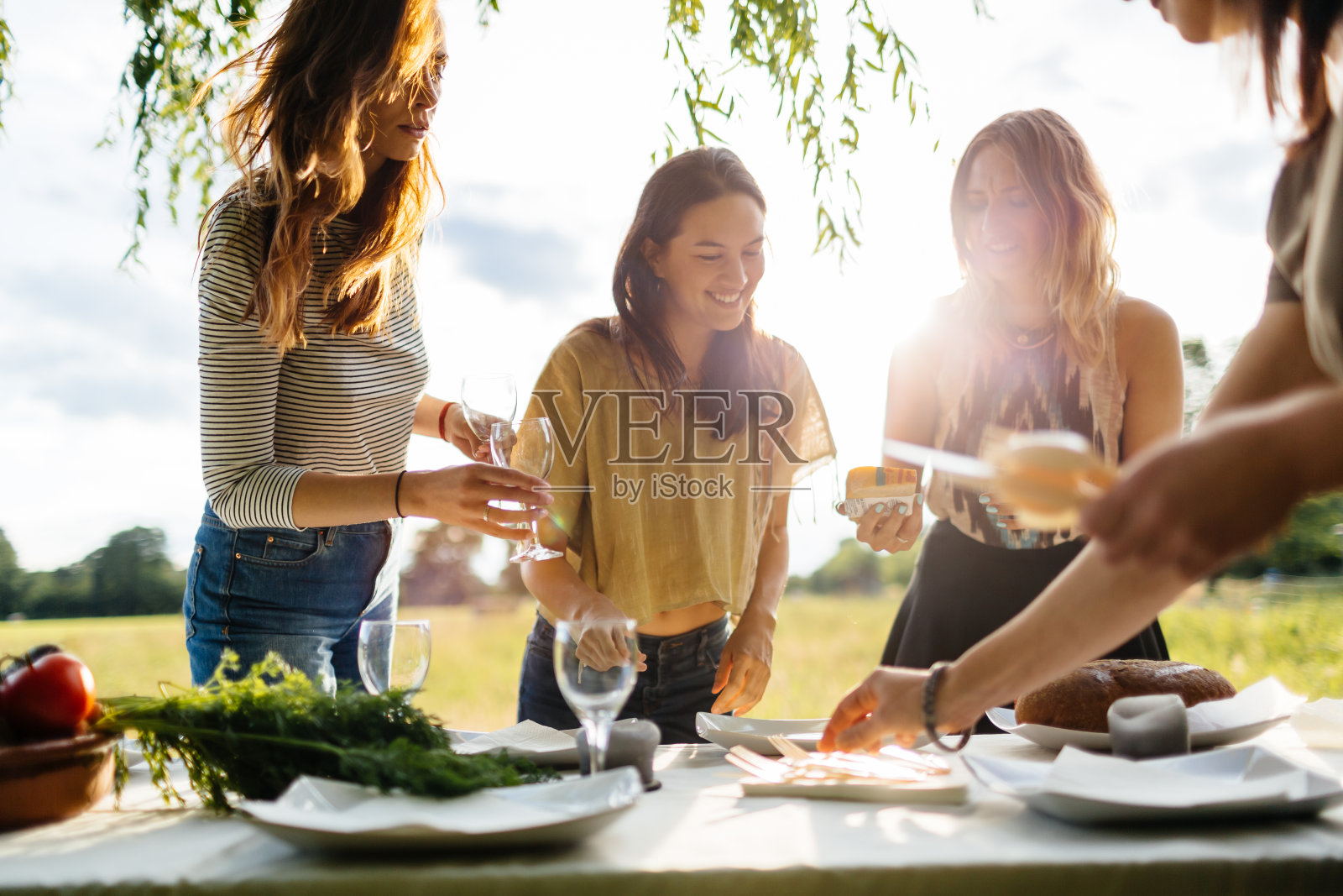 年轻女子在为户外宴会准备餐桌照片摄影图片