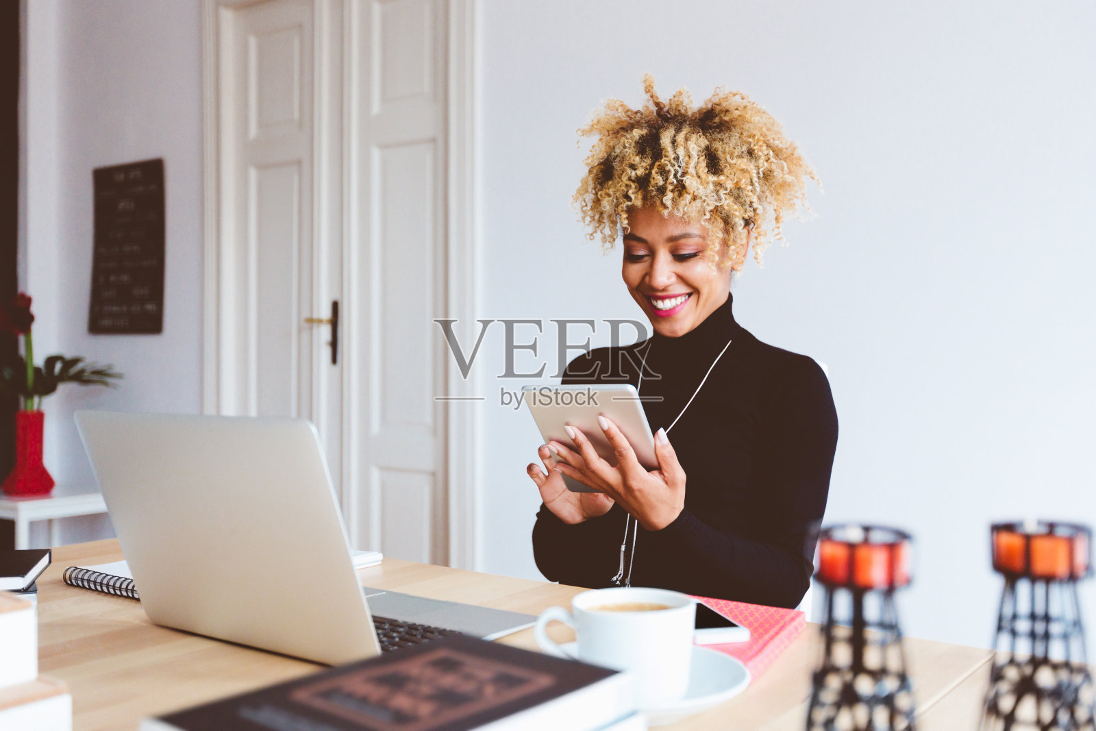 非裔美国年轻女性在办公室里使用数字平板电脑照片摄影图片
