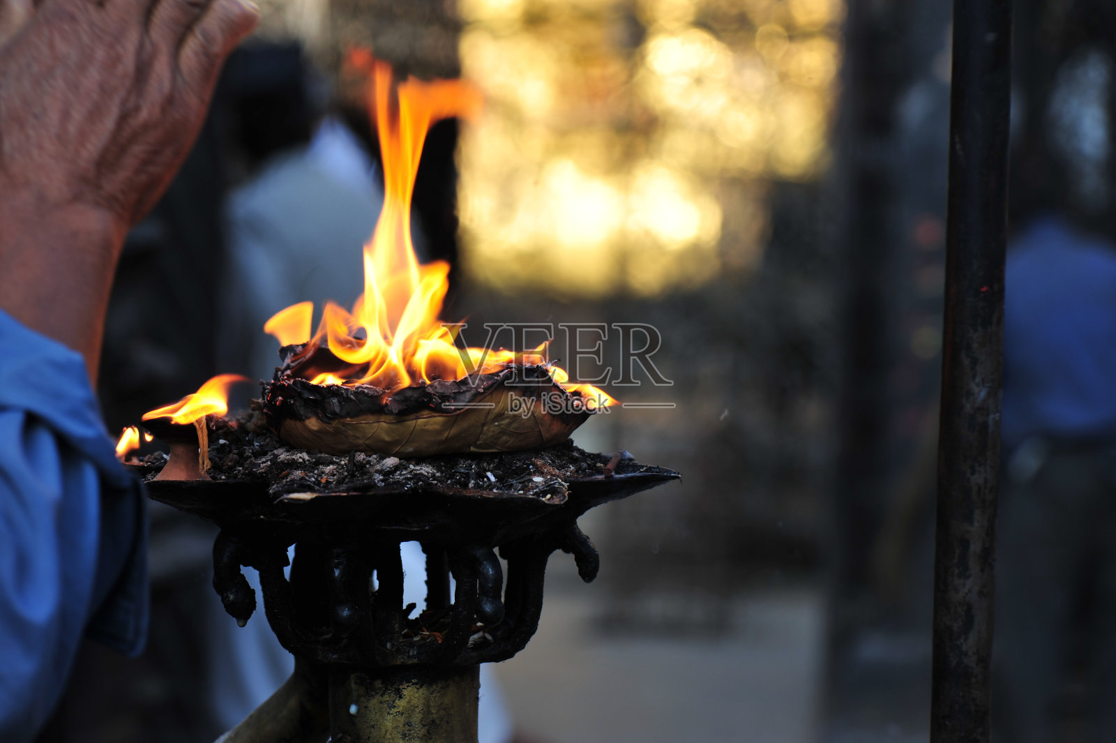 尼泊尔加德满都佛教圣地燃烧的供品照片摄影图片