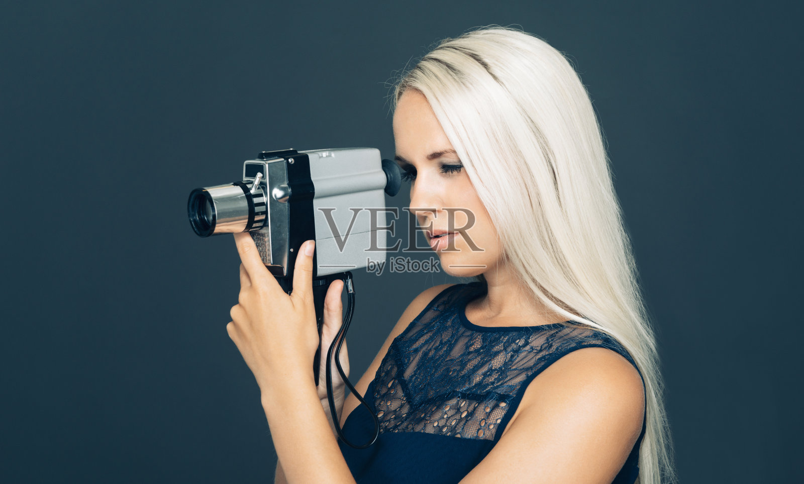 一个女人用老式复古相机拍电影照片摄影图片