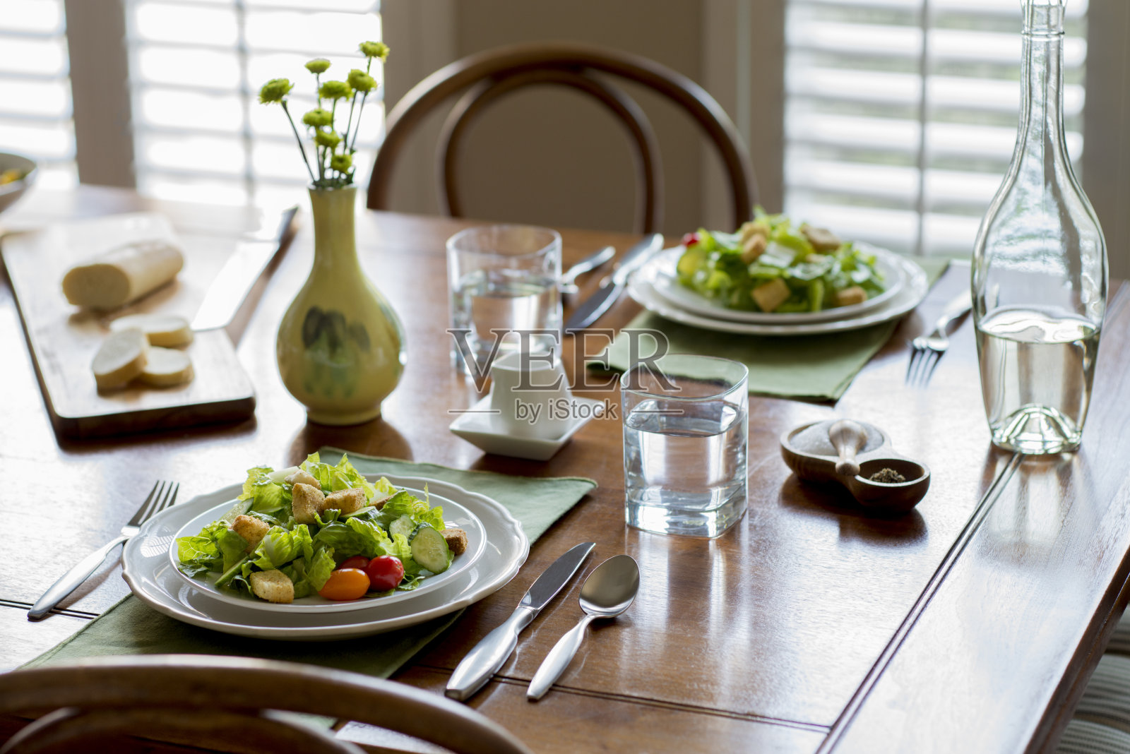 家庭餐桌的非正式晚餐和沙拉照片摄影图片