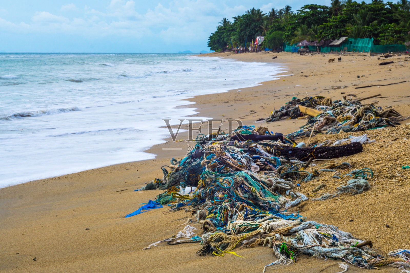 废弃的渔网对海滩环境的破坏照片摄影图片