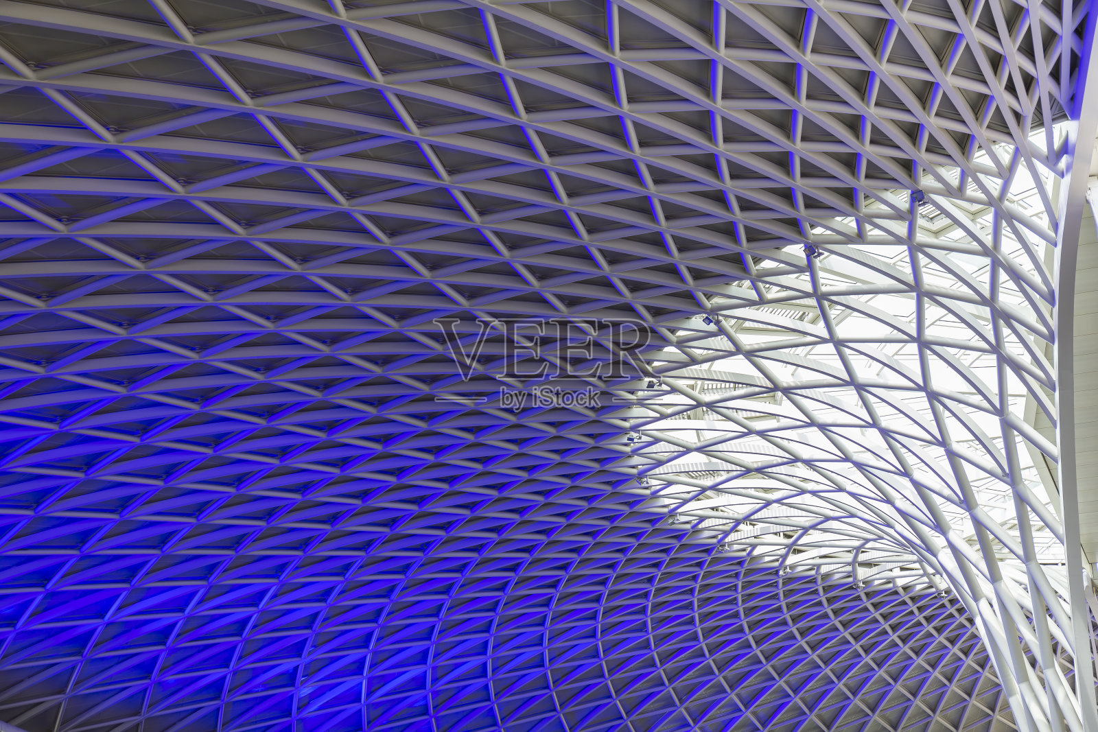 阳光穿过伦敦国王十字车站的三角形屋顶照片摄影图片