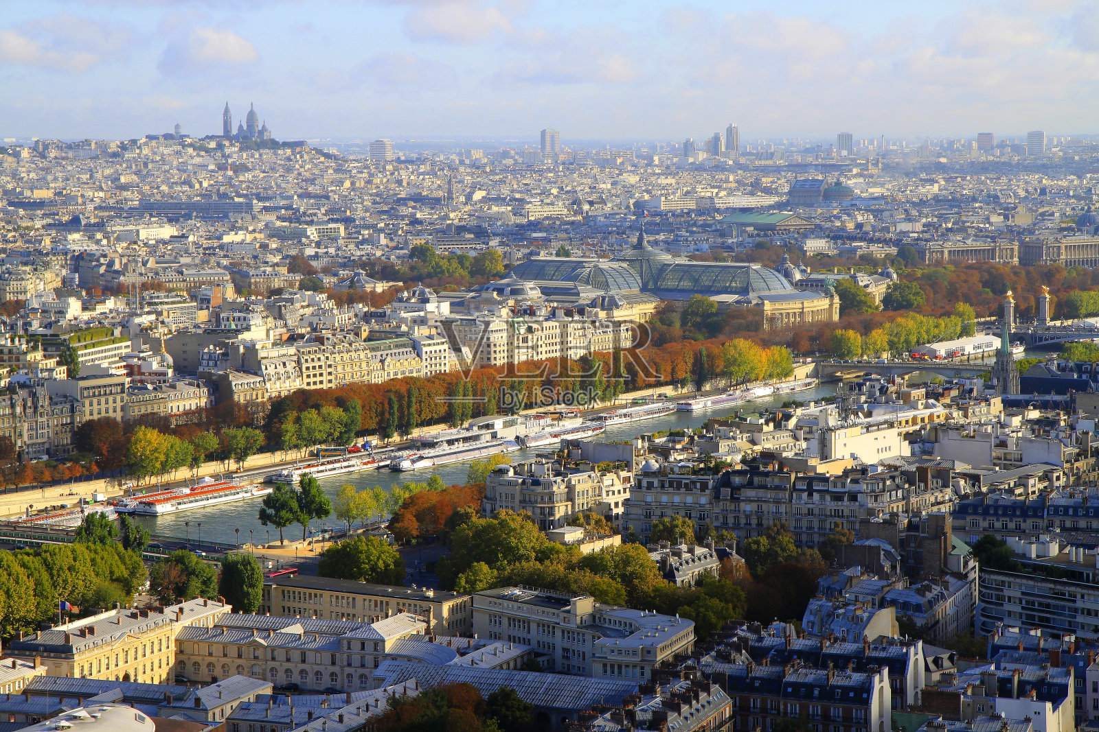 圣心和蒙马特在巴黎田园般的城市天际线上:壮观的建筑从埃菲尔铁塔上的天空日出，巴黎城市景观，法国照片摄影图片