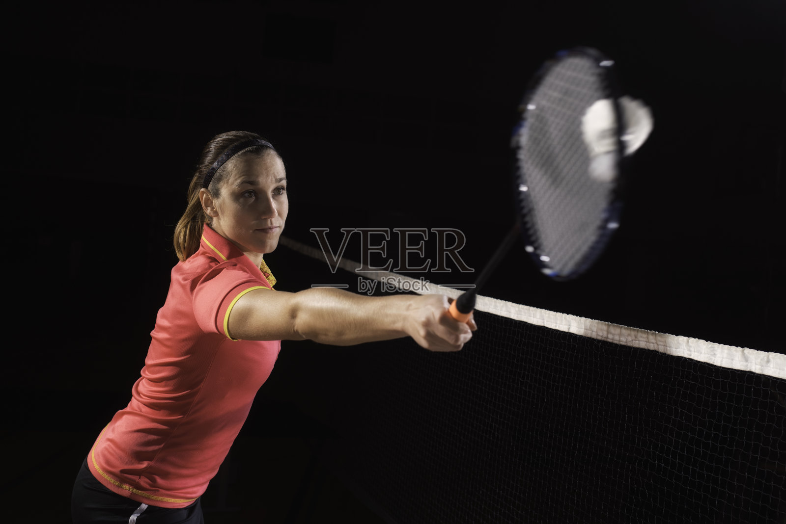 女子羽毛球运动员在打羽毛球照片摄影图片